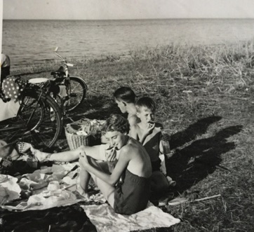 VED STRANDEN - LYSTRUP STRAND, fam. Munk Kristensen, Kristrup. Der spises paalaegschokolademadder 1955.jpg